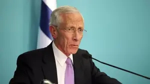 סטנלי פישר במסיבת עיתונאים בנושא הגז. יוני 2013