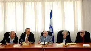 חברי ועדת וינוגרד בעבודתם. מימין לשמאל: פרופ' יחזקאל דרור, פרופ רות גביזון,  אליהו וינוגרד,  אלוף מיל מנחם עינן  ואלוף במיל ד"ר חיים נדל