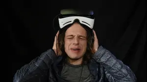 פרופ' אמיר חצרוני עם משקפי מציאות מדומה