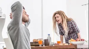 אישה צועקת על גבר