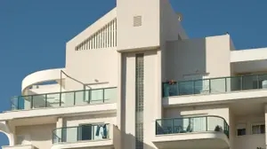 בניין עם מרפסות קופצות