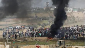 הפגנות בגבול רצועת עזה 6 באפריל 2018
חיילים נראים ליד גדר הגבול, בעוד הפלסטינים מפגינים בצד הפלסטיני של הגבול