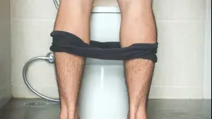 גבר משתין