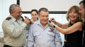 הענקת דרגת תת-אלוף על ידי ראש המטה הכללי ומפקד חיל-האוויר לאלוף העולם בהפלות סילוניות גיורא אפשטיין