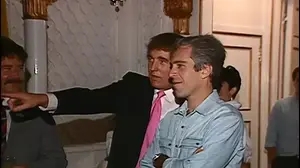 דונלד טראמפ לצד ג'פרי אפשטיין במסיבה באחוזתו, 1992