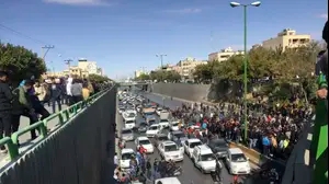 אזרחים איראנים מפגינים במסגרת "מחאת הדלק", 19 בנובמבר 2019