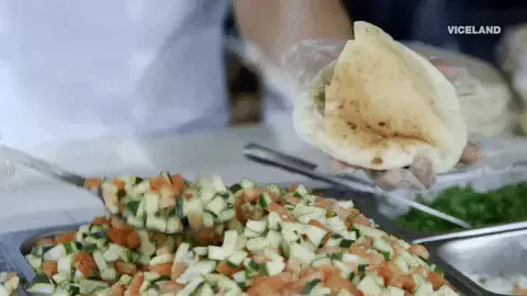 סלט בפיתה - גיף