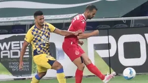 אוראל דגני שחקן הפועל תל אביב לפני אילון אלמוג שחקן מכבי תל אביב