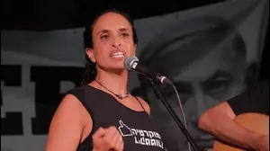 אחינועם ניני, במהלך הפגנת הדגלים השחורים ברעננה 2 בספטמבר 2020