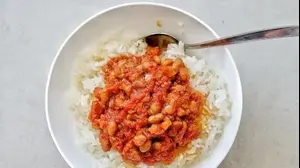 שעועית ברוטב עגבניות עם אורז לבן