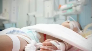 פעוט מחובר למכשירים בטיפול נמרץ