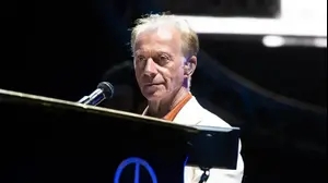 מתי כספי בהופעת העשור לנשף רוק של אביב גפן, 9 באפריל 2022