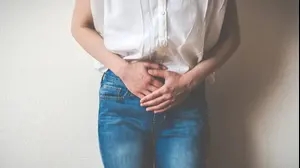 אישה אוחזת בבטן התחתונה שלה