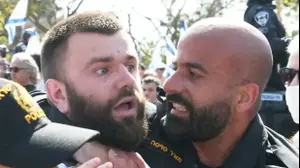 השוטר מאיר סויסה זורק רימון הלם על מפגינים נגד המהפכה המשפטית. 1 במרץ 2023