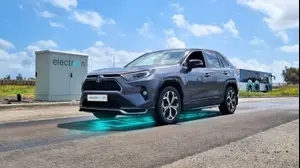 טויוטה ראב4 פלאג אין שהוסבה לטעינה מהכביש בידי אלקטריאון