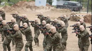 לוחמי חיזבאללה משתתפים בתרגיל צבאי במהלך סיור תקשורתי המאורגן לרגל יום ההתנגדות והשחרור, לבנון 21 במאי 2023.