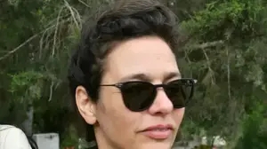 שירה גפן בהלוויתו של יהונתן גפן אביה בקיבוץ נהלל 21 באפריל 2023
