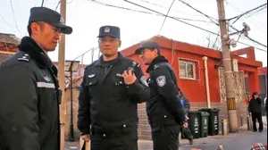 כוחות משטרה מחוץ לזירת התקיפה בבית ספר בבייג'ינג לאחר ששרת בבית ספר יסודי נכנס עם פטיש לכיתה והיכה בילדים שהיו בשיעור 8 בינואר 2019