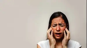 אישה עם פנים כואבות