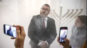 חבר פרלמנט אחרי שכיבה חנוכייה בפרלמנט של פולין, 12 בדצמבר 2023