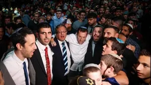 השרים איתמר בן גביר ושלמה קרעי רוקדים עם הקהל בכנס ההתיישבות בעזה. 28 בינואר 2024