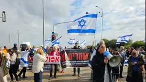 מפגינים חוסמים את נמל אשדוד ביוזמת  כדי למנוע ממשאיות הסיוע ההומינטרי לצאת לכיוון רצועת עזה. 1 בפברואר 2024