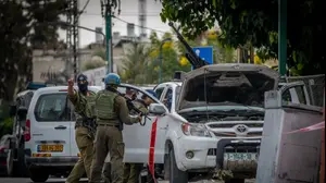 כוחות הביטחון בודקים טנדר של מחבלי חמאס ב-7 באוקטובר