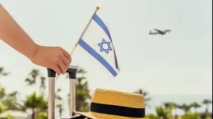 נוסעת עם מזוודה