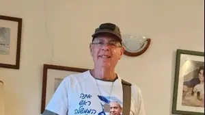 ד"ר עמוס סבו שהגיע למחאה נגד הממשלה בחיפה כשעל גופו רובה M-16