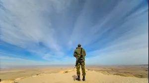 חייל צה"ל עומד במדבר