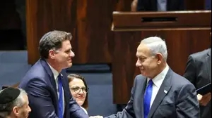 רה"מ בנימין נתניהו לוחץ את ידו של רון דרמר