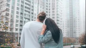 זוג צעיר משקיף על בניין שנבנה
