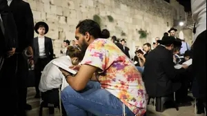 רבבות פקדו את רחבת הכותל לאמירת קינות וקריאת מגילת איכה ומציינים את יום תשעה באב, יום האבל הלאומי של העם היהודי, שבו נחרבו בית המקדש הראשון והשני