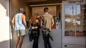 צעירים ממתינים בתור לבית קפה, תל אביב