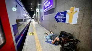 אנשים תופסים מחסה בעת אזעקה לאחר ירי טילים מאיראן,תחנת רכבת נתב"ג, 1 באוקטובר 2024