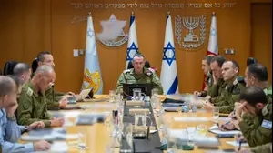 הרמטכ״ל, רב-אלוף הרצי הלוי בערכת מצב בקריה, עם חברי פורום המטה הכללי לאחר תקיפת צה״ל באיראן במסגרת מבצע ״ימי תשובה״