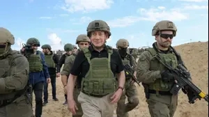 ראש הממשלה בנימין נתניהו ושר הביטחון ישראל כ"ץ, ביקרו עם הרמטכ"ל רב אלוף הרצי הלוי וראש השב"כ רונן בר במסדרון נצרים, עזה, 19 בנובמבר 2024