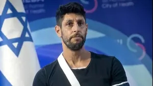עידן עמדי שנפצע קשה ברצועת עזה במסיבת עיתונאים עם שחרורו מהמרכז הרפואי שיבא.
25 בינואר 2024