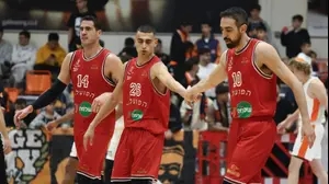 שחקני הפועל תל אביב: בר טימור, ים מדר, עוז בלייזר
