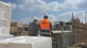 אילוסטרציה: קבלנים באתר בנייה