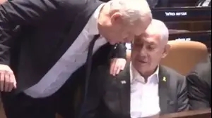 גנץ ניגש לשאול בשלומו של נתניהו