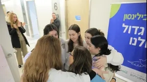 התצפיתניות השבות עוזבות את בית החולים בלינסון, 5 בפברואר 2025