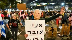 מפגין בדמות בנימין נתניהו עם שלט "אני עובר גיהינום", קפלן, 15 במרץ 2025