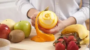 אישה מקלפת פירות
