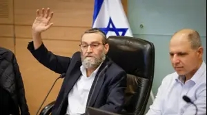 יו"ר ועדת הכספים משה גפני מצביע על התקציב
