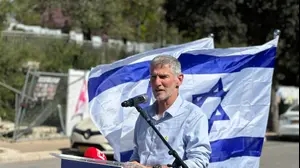 יאיר גולן בהפגנה מחוץ לכנסת, 31 במרץ 2025
