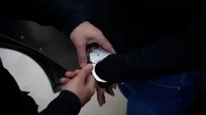 מעצר חשודים בניהול רשת שעסקה בהוצאה במרמה של כספי סיוע שיועדו לציבור, 7 באפריל 2025