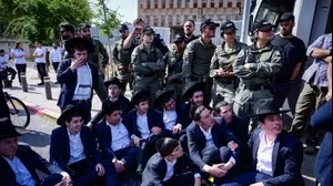 מפגינים מהפלג הירושלמי נגד גיוס לצה"ל, בקו"ם תל השומר, 28 באפריל 2025