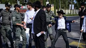 מפגינים מהפלג הירושלמי נגד גיוס לצה"ל, בקו"ם תל השומר, 28 באפריל 2025