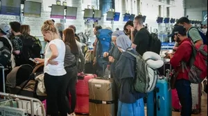 נוסעים שטיסתם בוטלה ממתינים בנתב"ג, 4 במאי 2025